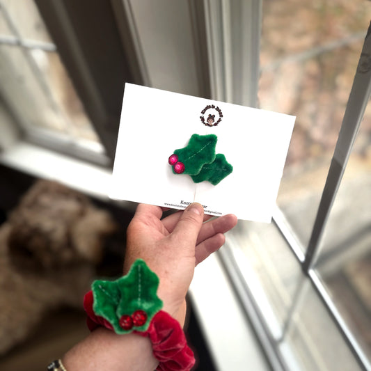 Classic Emerald Velvet Holly Clip